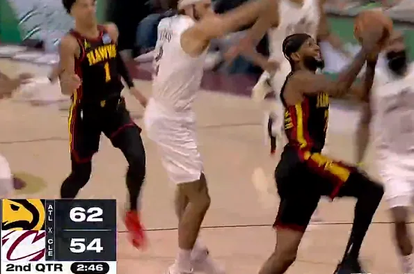 亚历山大-沃克反击上篮打进，老鹰领先8分打停骑士